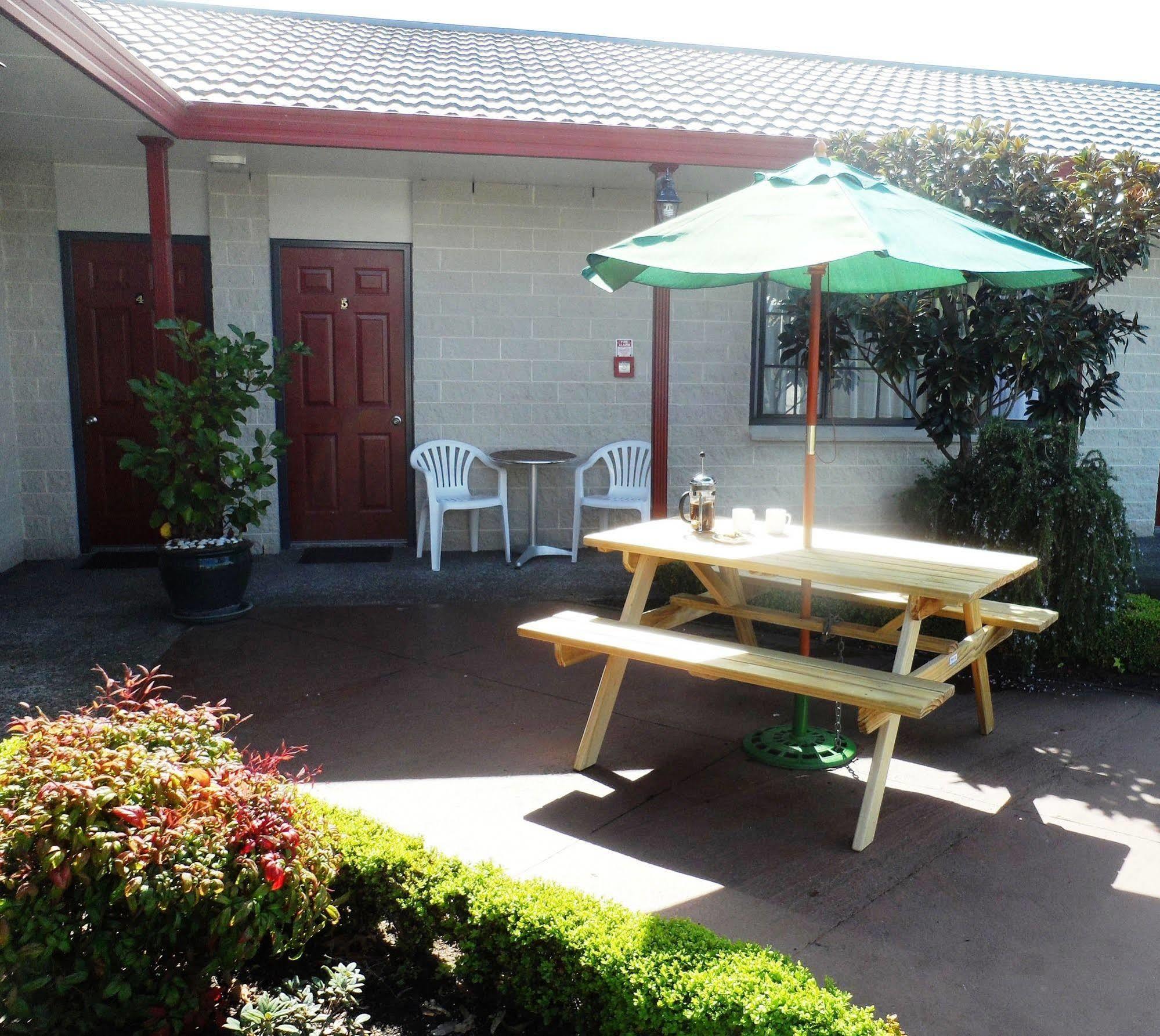 Bk'S Magnolia Motor Lodge Whanganui Exteriör bild